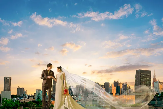 A couple on the rooftop at Classica Omotesando at sunset, the Tokyo skyline behind them